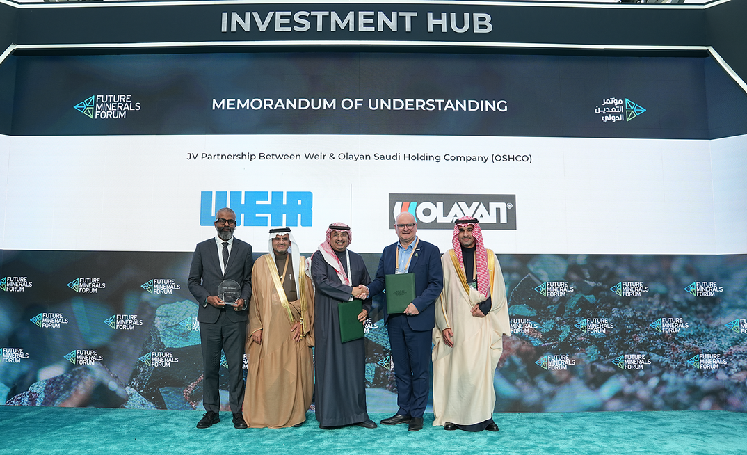 (l-r): Salih Merghani, executive vice president for energy services, Olayan; Ahmed bin Mohammed Faqih, deputy minister of legal affairs and regulations, Ministry of Industry and Mineral Resources;  Uwaidh Al Harethi, CEO, Olayan; Jon Stanton, CEO, Weir; Turki Al Babtain, deputy minister of mining development, Ministry of Industry and Mineral Resources, Saudia Arabia