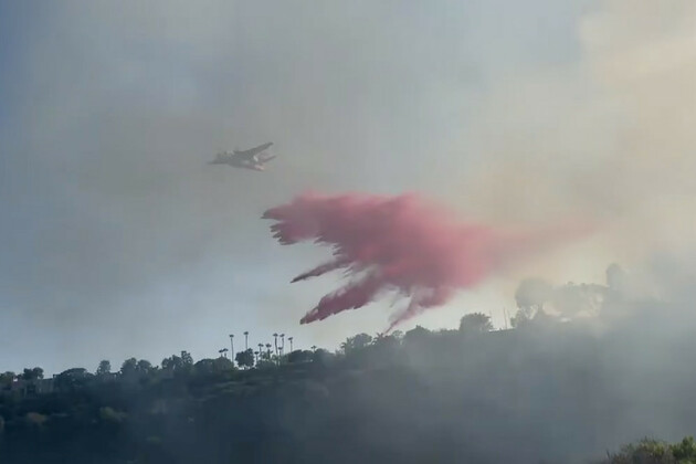 Brush fire burning in canyon near homes in Clairemont Mesa West
