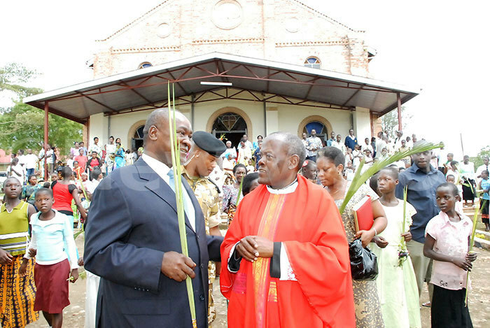 ice resident ilbert ukenya chats with  addangira atholic arish chief priest ather loysius uwanga shortly after the alm unday prayers pril 17 2011 