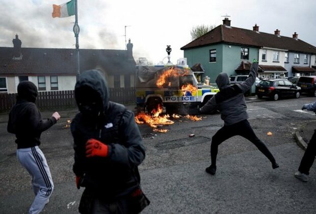 Northern Ireland police attacked with petrol bombs on 25th anniversary of Good Friday deal