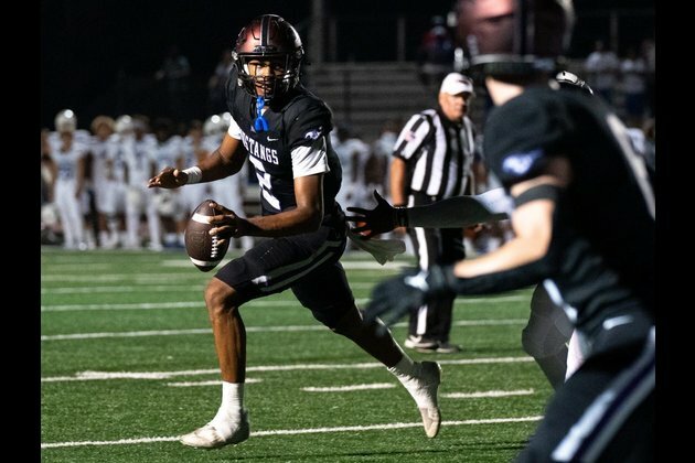Dual-threat QB Deuce Knight commits to Notre Dame