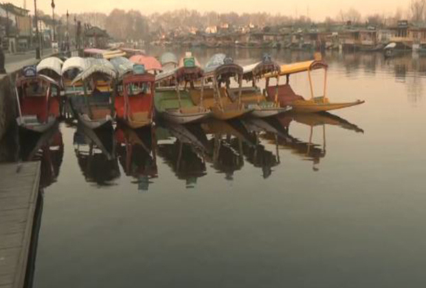 Cold wave conditions continue to grip Jammu and Kashmir; Srinagar records 0 degrees Celsius