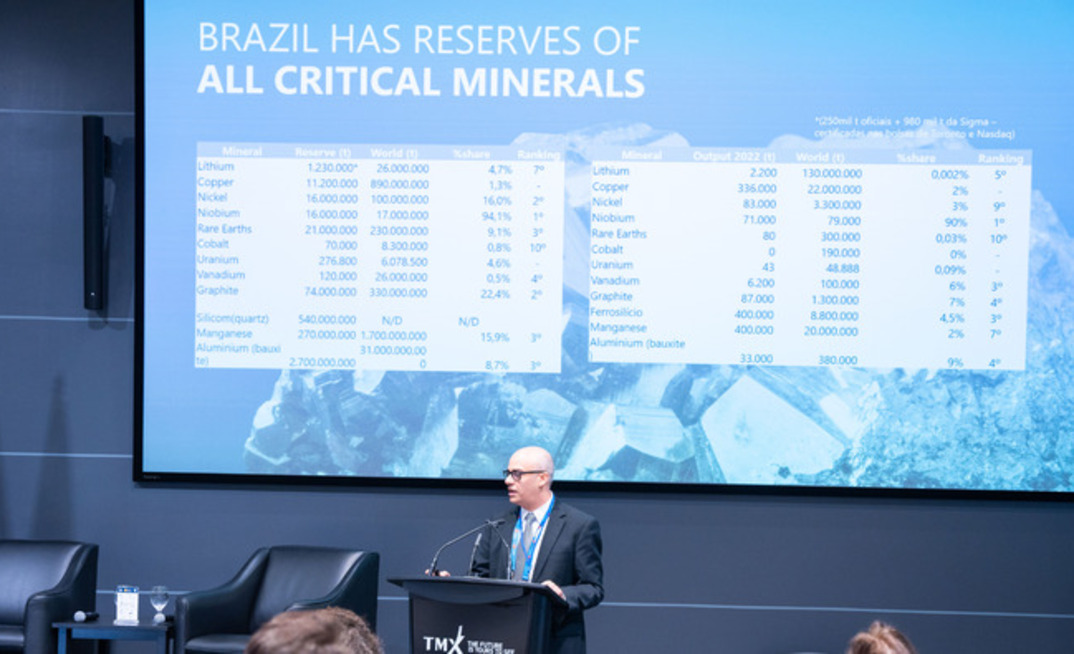 O secregtário nacional de geologia, mineração e transformação mineral do MME, Vitor r do MME, Vítor Saback, apresenta guia para minerais críticos na PDAC/Divulgação