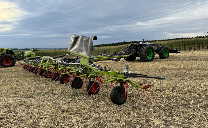 Claas Volto1300, 1500 trailed and trailed steering axle with 13 and 15.10 m working widths.