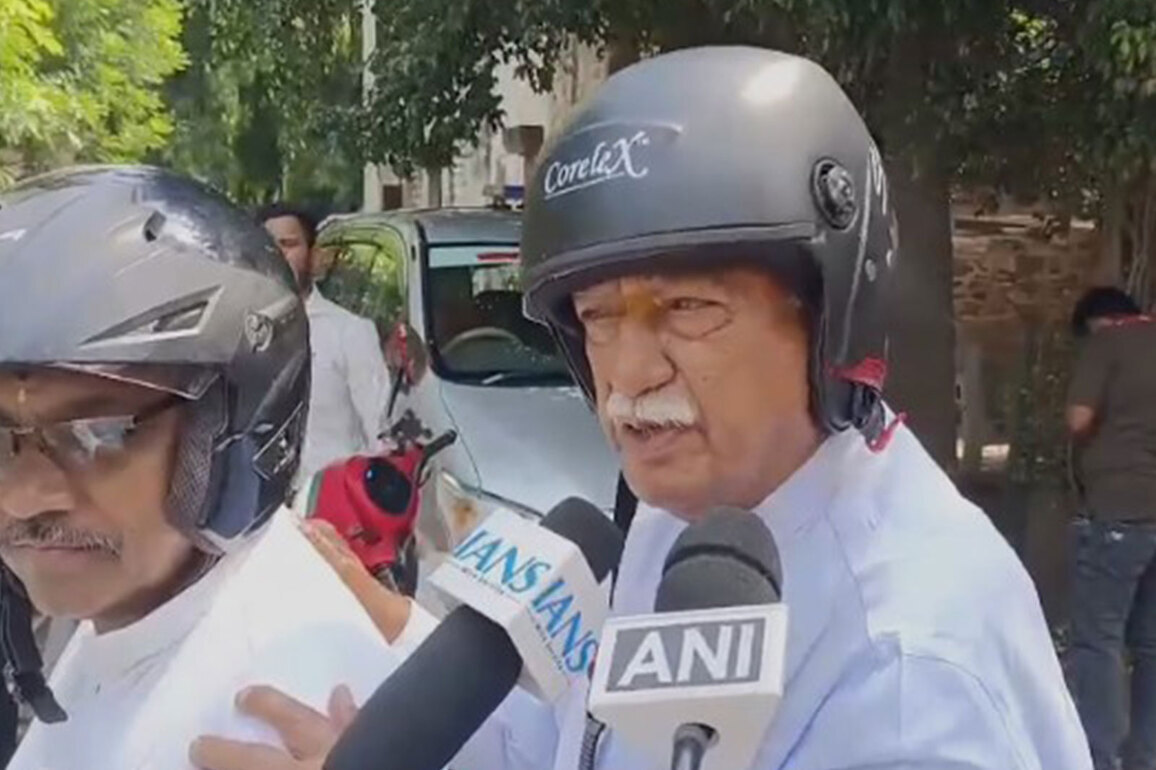 "Use petrol, diesel judiciously": BJP MP Ramesh Jigajinagi backs PM Modi's fuel-saving appeal, rides electric bike to DM's office