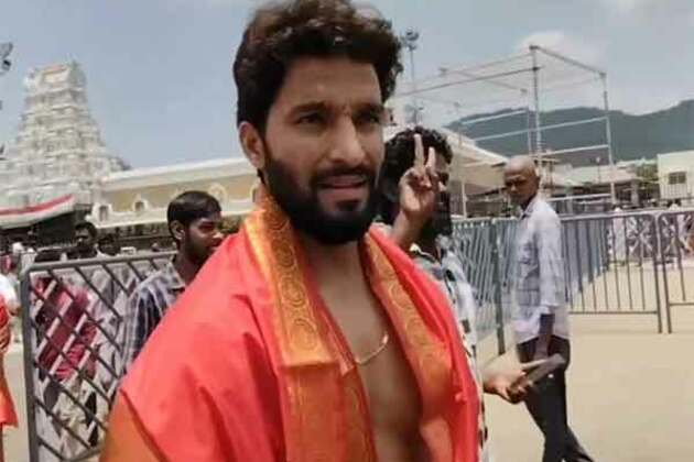 RCB players offer prayers at Sri Venkateswara Swamy Temple, Tirumala