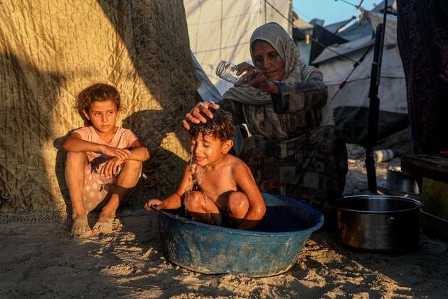 Mideast in Pictures: Children grow up in Gaza's tents