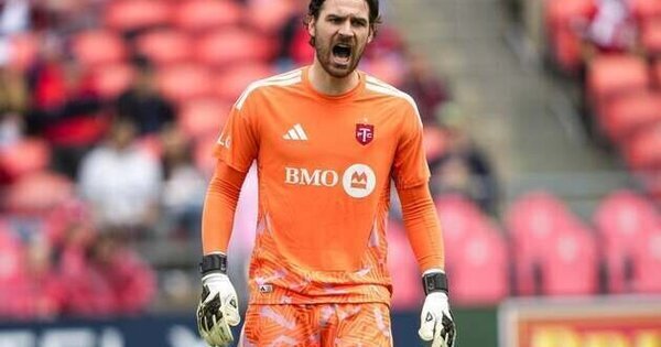 Dramatic goalkeeper goal earns Toronto FC draw with Philadelphia