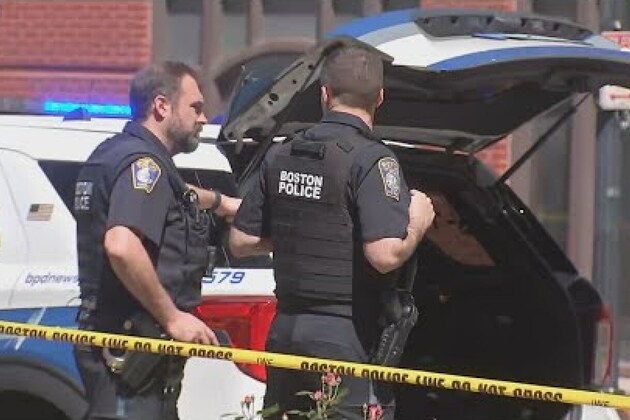 Suspect grabs Boston officers gun, shoots self near Mass General Hospital