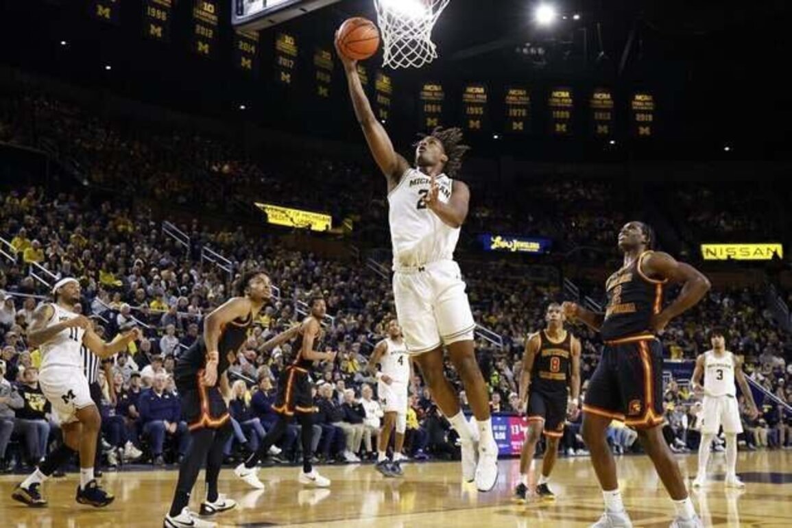 Behind Morez Johnson Jr., No. 2 Michigan slams No. 24 USC