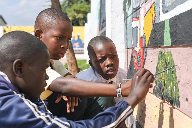 (Hello Africa) Kenyan children bring Chinese-built railway's story to life through murals