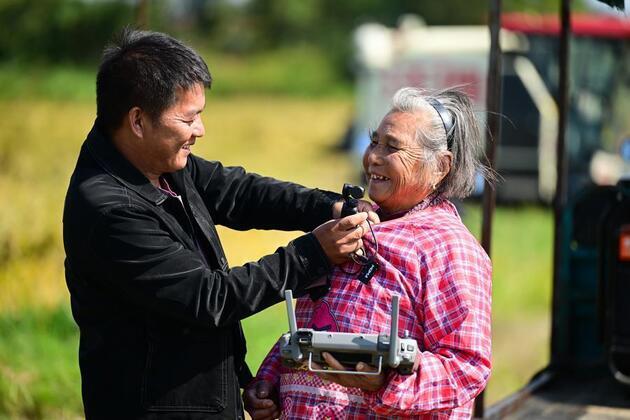 Becoming content creators: New way to embrace retired life for Chinese elderly
