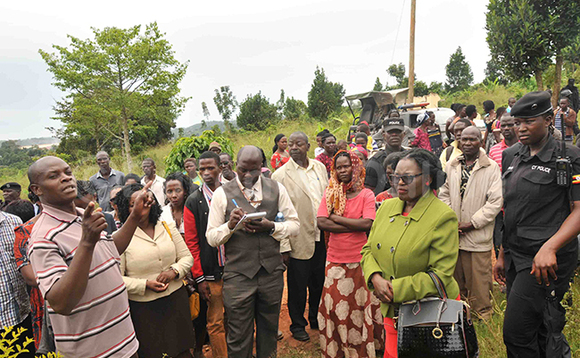 Kato ng'annyonnyola engeri ennyumba ye n'ebintu gye byayonoonebwamu eri ab'akakiiko. Kato ng'annyonnyola engeri ennyumba ye n'ebintu gye byayonoonebwamu eri ab'akakiiko.