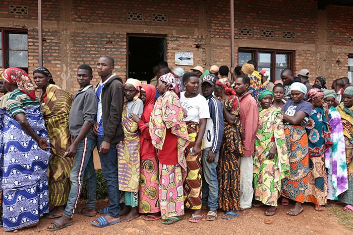  urundians wait in a line to vote during the presidential and general elections at a polling station at the ubu rimary school in iheta central urundi on ay 20 2020 hoto by   