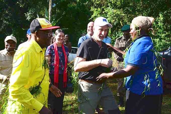  he tourism inister rof pharim amuntu l and  head of delegation ttilio icifici being decorated at the orest xploration entre in the t lgon ational ark where they set off for a  nature walk to apkwai ave on the slopes of t lgon ec 112019