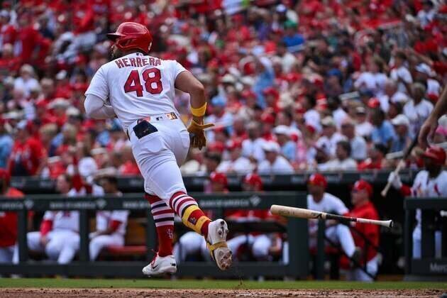Cardinals erupt for 8 runs vs. Reds to win first game of doubleheader