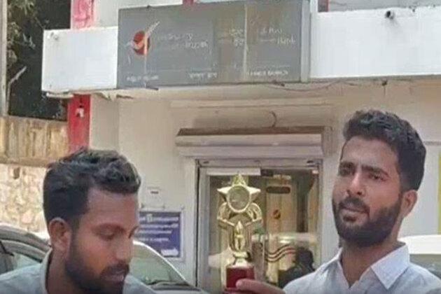 Kerala: Congress student wing gifts 'Best actress' trophy to Veena George, includes neck-brace to prevent "future air-borne injuries"