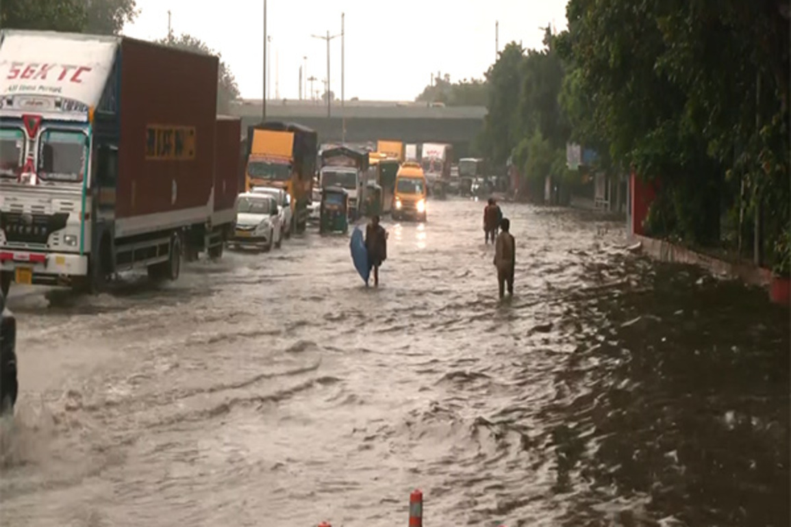 Delhi: Yamuna water level drops, but continues to flow above danger mark