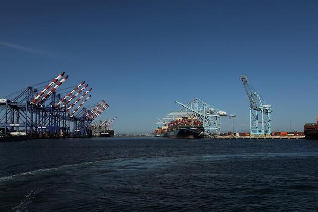 Trump raises new global tariff from 10 pct to 15 pct