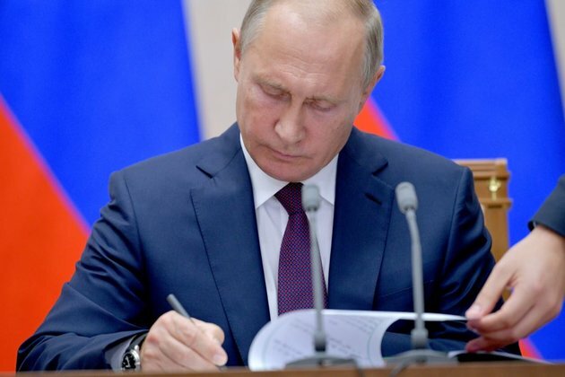 Putin Signs Law Allowing Voting By Mail And Internet