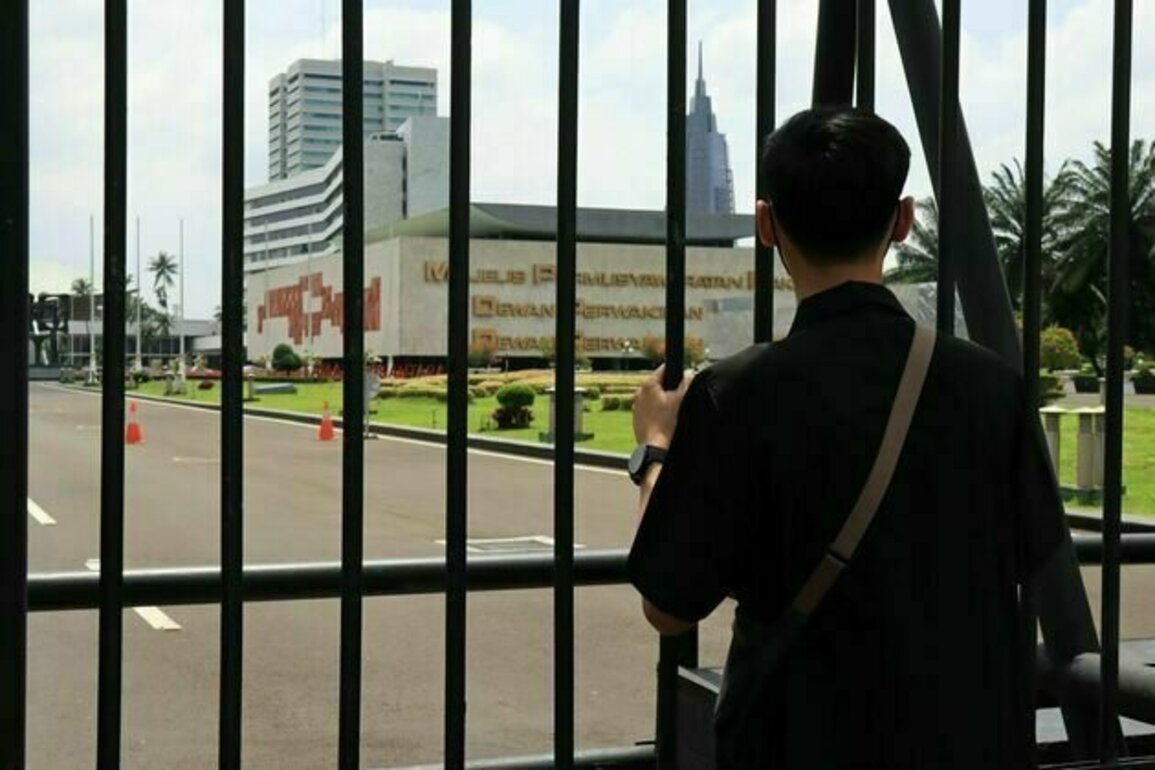 DPR merespons kritik dengan menghina rakyat, tanda demokrasi makin mundur