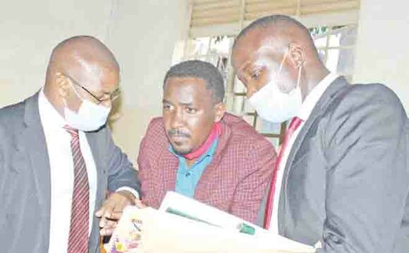 Omubaka Allan Ssewanyana ng'awayaamu ne bannamateeka be. Omubaka Allan Ssewanyana ng'awayaamu ne bannamateeka be.