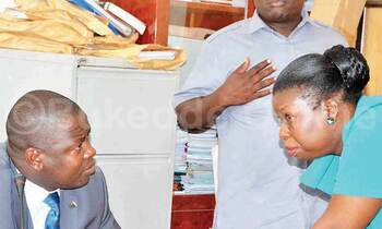 Ibrahim Kasozi (Makindye East) amyuka ssentebe w'akakiiko ka COSASE ng'ayogera ne Doris Akol ate ayimiridde ye David Abala (Ngora) nga bali mu kakiiko ka COSASE. Ibrahim Kasozi (Makindye East) amyuka ssentebe w'akakiiko ka COSASE ng'ayogera ne Doris Akol ate ayimiridde ye David Abala (Ngora) nga bali mu kakiiko ka COSASE.