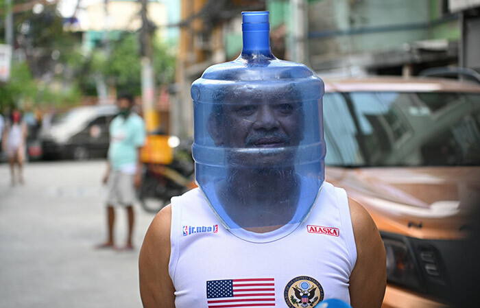   resident using an improvised face shield made from a plastic water tank to protect him from the 19 coronavirus pandemic walks in his neighbourhood in anila on pril 5 2020 after the government imposed enhanced quarantine measures in the city hoto by ed   