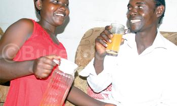 Omuyimbi Mackie Ndeku eyayimba ‘Ensi eno ya kacwano’ ne mukazi we Shirah Nambejja ng’amugabula akatunda mu maka gaabwe e Kireka. Obufumbo baakabumalamu emyaka 7. Ebikolwa ng’ebyo bisanyusa abasajja n’ayongera okwagala mukyala we, olwo ababalaba ne balowooza nti omusajja baamuloga. Omuyimbi Mackie Ndeku eyayimba ‘Ensi eno ya kacwano’ ne mukazi we Shirah Nambejja ng’amugabula akatunda mu maka gaabwe e Kireka. Obufumbo baakabumalamu emyaka 7. Ebikolwa ng’ebyo bisanyusa abasajja n’ayongera okwagala mukyala we, olwo ababalaba ne balowooza nti omusajja baamuloga.