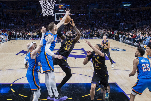 (SP)U.S.-LOS ANGELES-BASKETBALL-NBA-PLAYOFFS-LAKERS VS THUNDER