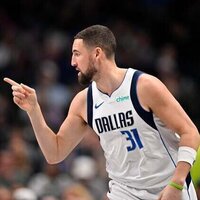 Resurgent Klay Thompson, Mavericks visit frustrated Knicks