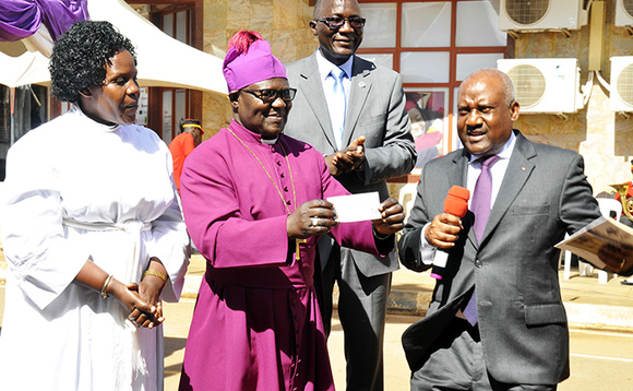 Omugagga Katongole ( ku ddyo), Omulabirizi Katumba n'omukyala mu kusonda ssente. Omugagga Katongole ( ku ddyo), Omulabirizi Katumba n'omukyala mu kusonda ssente.