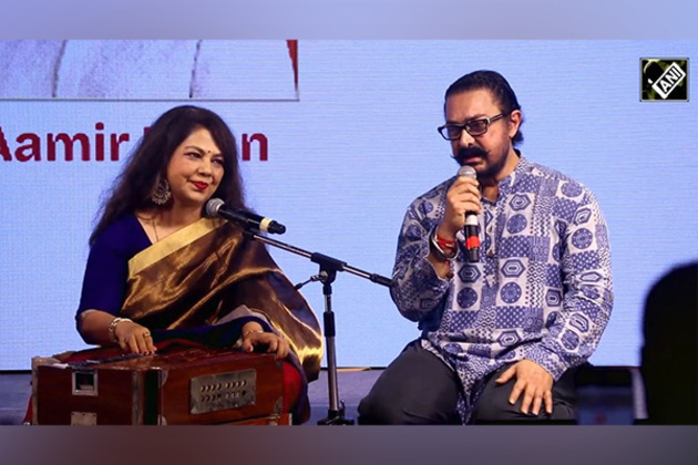 Actor Aamir Khan's singing skills surprise fans at Mumbai event