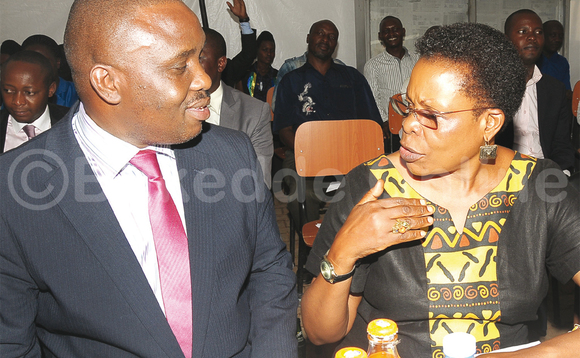 Beti Kamya yali ayogera ne Lukwago mu lukiiko olumu gye buvuddeko. Beti Kamya yali ayogera ne Lukwago mu lukiiko olumu gye buvuddeko.