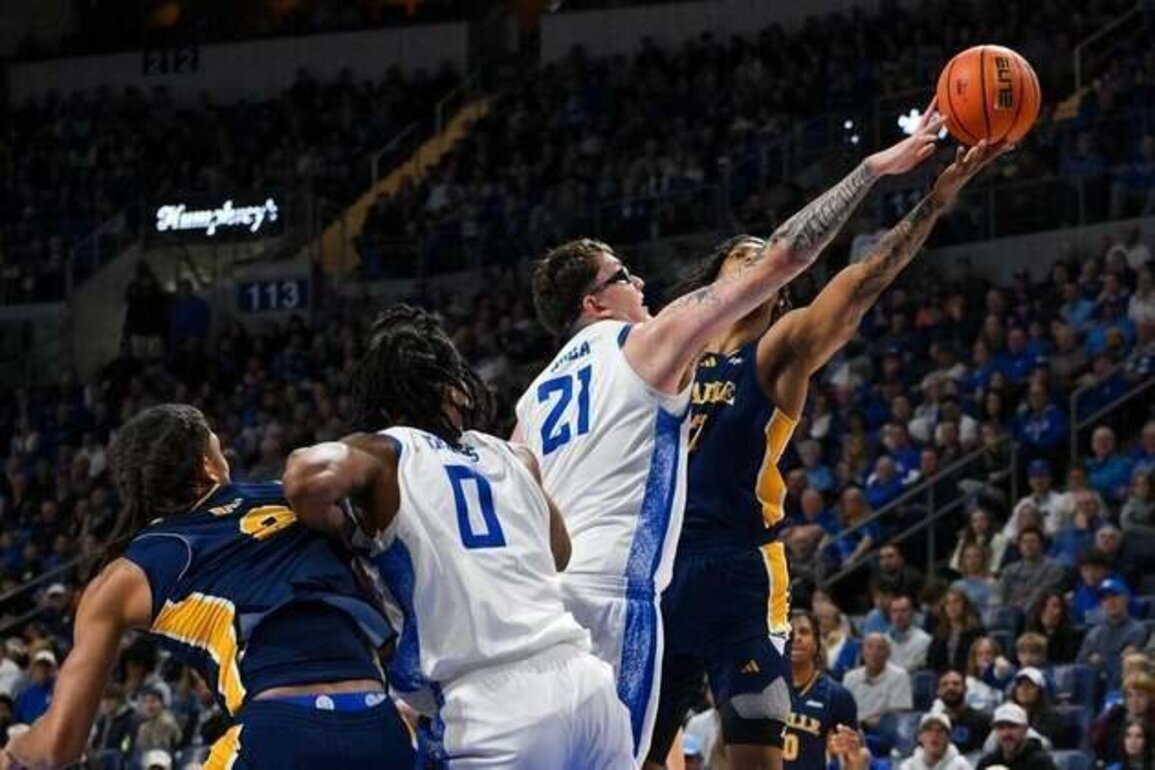 Defensive-minded No. 18 Saint Louis lugs win streak to Loyola Chicago
