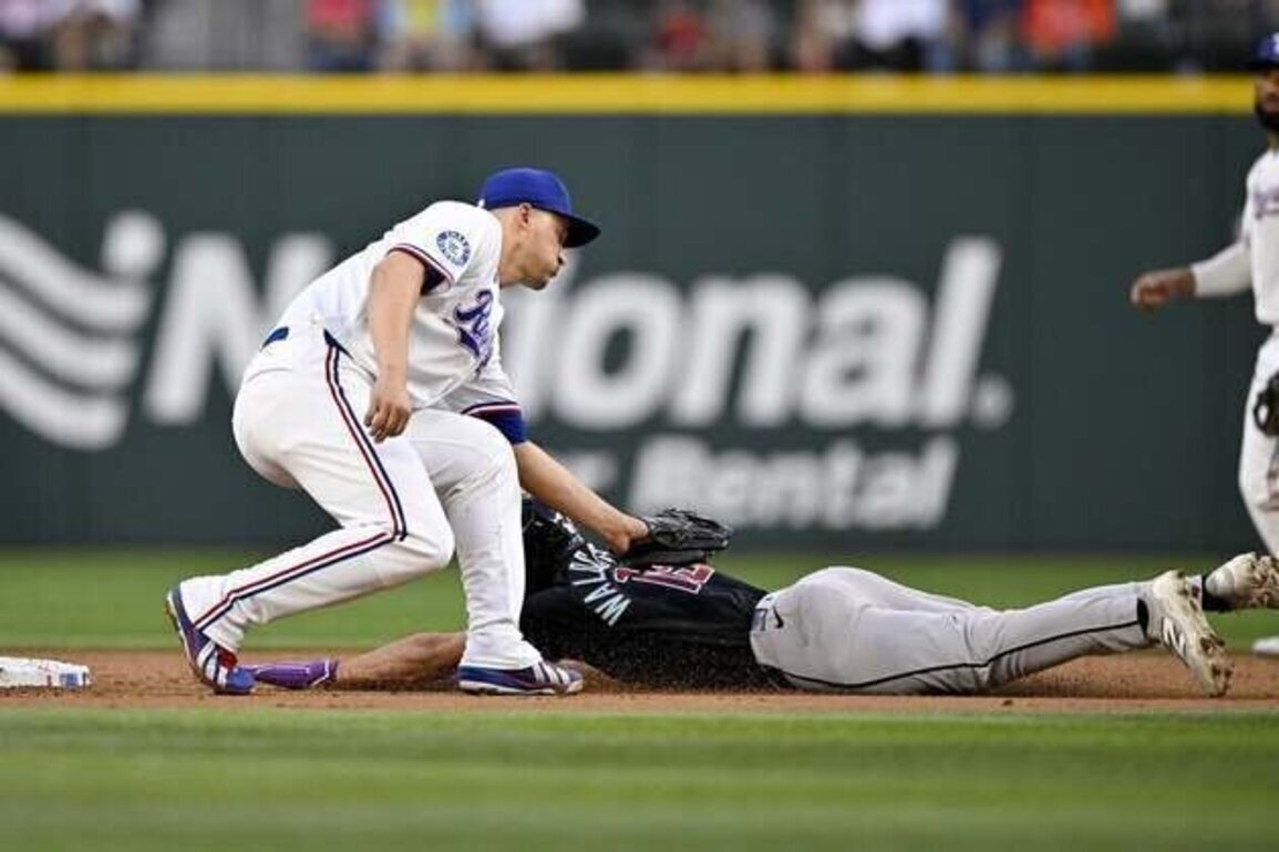 Rangers score 3 runs with 2 outs in ninth to rally past Diamondbacks