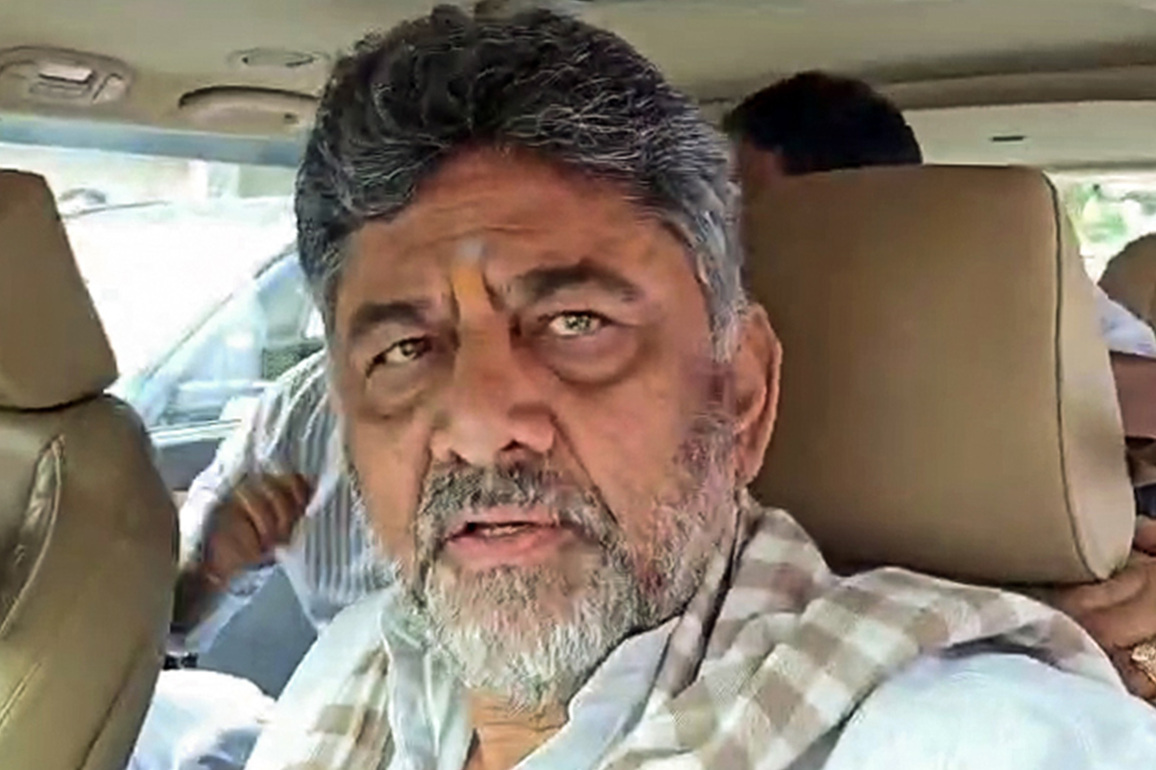 CM-designate DK Shivakumar arrives at Mallikarjun Kharge's residence amid Karnataka Cabinet talks