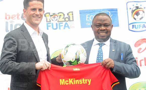 Akola nga pulezidenti wa FUFA, Justus Mugisha ng'akwasa omutendesi wa Cranes omuggya Jonathan McKinstry omujoozi bw'abadd atongozebwa ku kutebe kya FUFA e Mengo. Sept 320 2019.(Ekif:Silvano Kibuuka) Akola nga pulezidenti wa FUFA, Justus Mugisha ng'akwasa omutendesi wa Cranes omuggya Jonathan McKinstry omujoozi bw'abadd atongozebwa ku kutebe kya FUFA e Mengo. Sept 320 2019.(Ekif:Silvano Kibuuka)