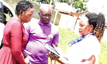 Bazadde ba Amos Ssegawa 15, okuli Hajarah Nakitto ne taata we omuto Meddie Ssemugenyi nga bannyonnyola ow’akakiiko k’eddembe ly’obuntu Juliet Logose engeri gye baatemuddemu omwana waabwe. Bazadde ba Amos Ssegawa 15, okuli Hajarah Nakitto ne taata we omuto Meddie Ssemugenyi nga bannyonnyola ow’akakiiko k’eddembe ly’obuntu Juliet Logose engeri gye baatemuddemu omwana waabwe.