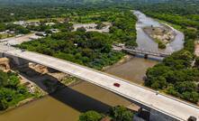 The new and previous bridge over the Paz River