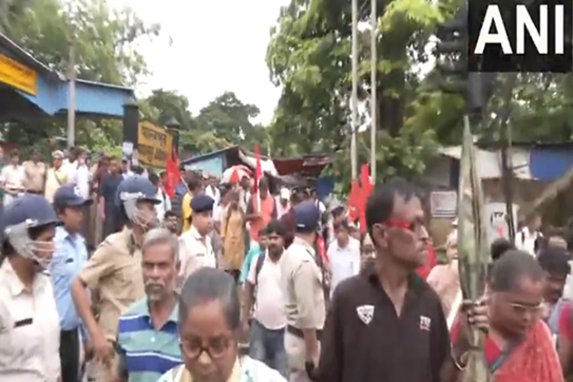 Trade Unions stage Bharat Bandh across country, rail tracks blocked in Jadavpur
