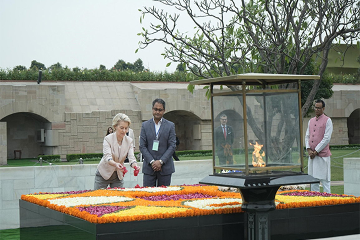 European Commission President pays tribute to Mahatma Gandhi at Rajghat