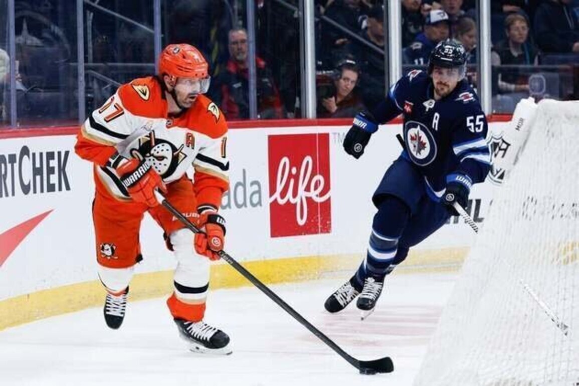 Pacific-leading Ducks eager to extend Maple Leafs' losing streak