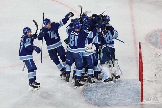 Lightning pull off historic comeback in Stadium Series game vs. Bruins