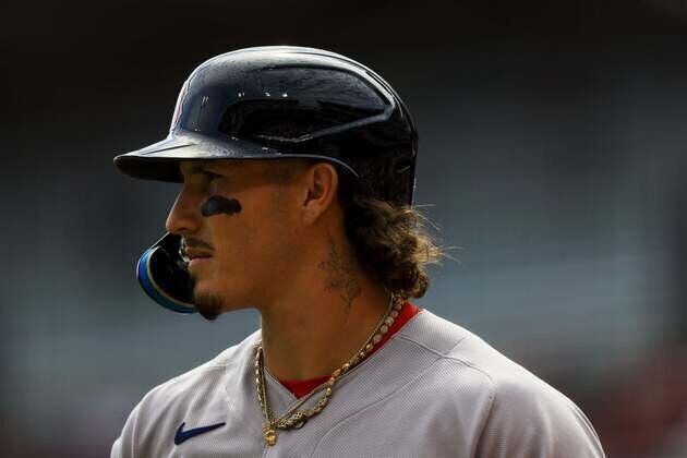 Red Sox OF Jarren Duran flips off fan for crossing line