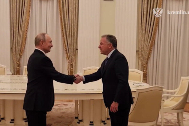 Putin meets with Trump envoys for Ukraine talks