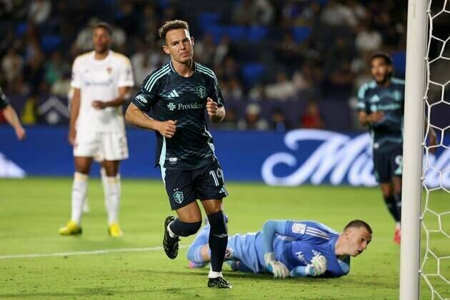 Danny Musovski, Sounders dominate Galaxy