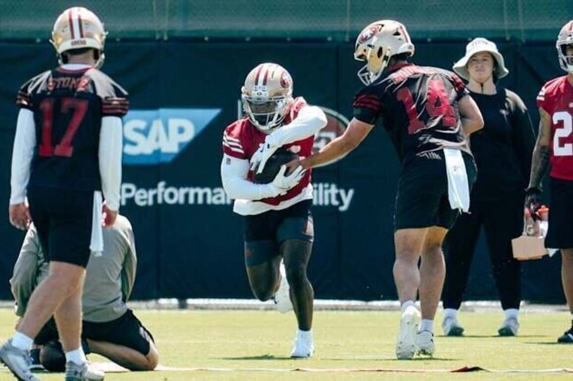 Newcomers Take the Field for First NFL Practice at Rookie Minicamp