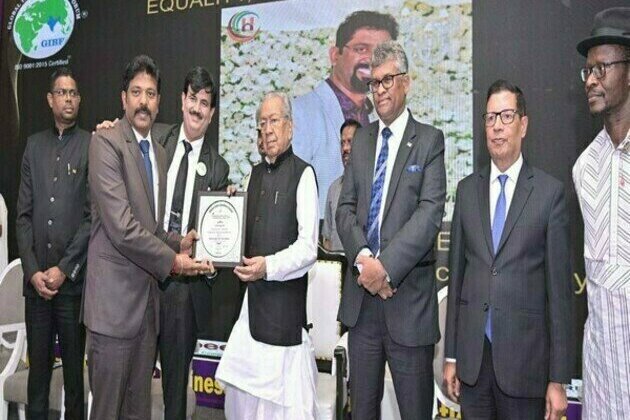 Honeyy Group CMD Mukka Obul Reddy receives The Best Employer Award from the Governor of Andhra Pradesh Biswa Bhushan Harichandan