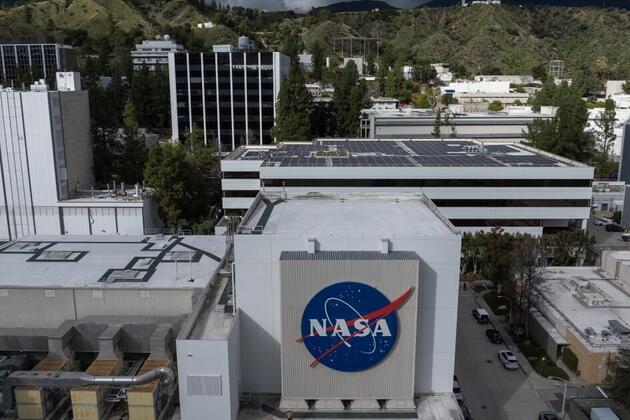 Competition to run JPL comes at fraught moment